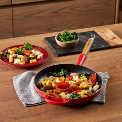 LE CREUSET Støpejernspanne med Trehåndtak 28cm Cerise Online