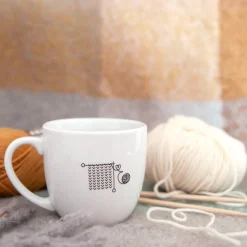 PORSGRUNDS PORSELÆNSFABRIK Porsgrunds Porselænsfabrik Hashtag Krus Strikk deg Lykkelig 38cl New