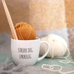 PORSGRUNDS PORSELÆNSFABRIK Porsgrunds Porselænsfabrik Hashtag Krus Strikk deg Lykkelig 38cl New