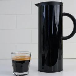 CHRISTIANIA 1739 TERMOKANNE SORT 1L CYLINDER Outlet